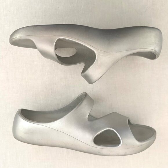 Lands End Womens Metallic Silver Slip On Slide Sandals Size 8 Lightweight Casual - Picture 6 of 11